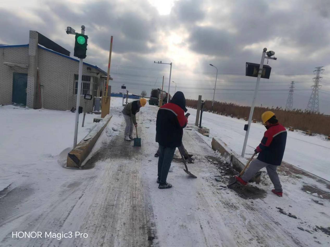 大雪紛飛兆豐年,鏟雪破冰保安全2.jpg