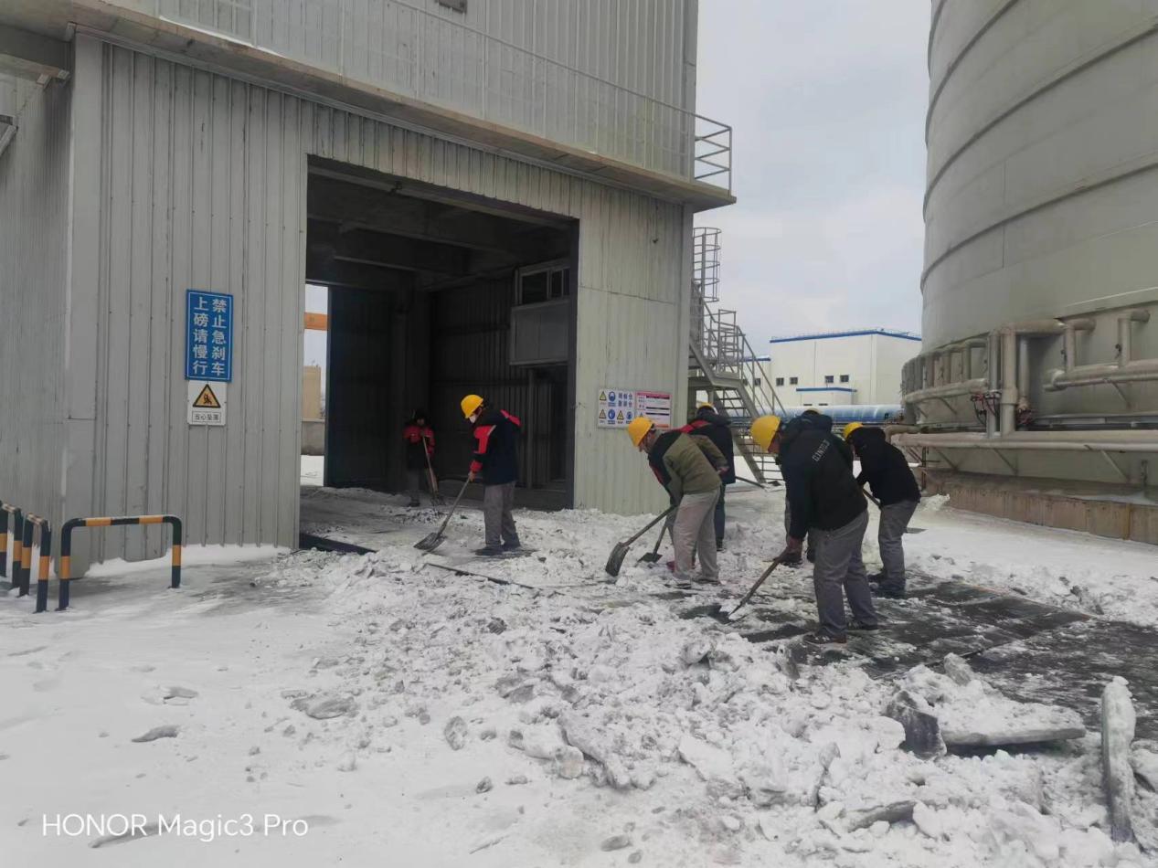 大雪紛飛兆豐年,鏟雪破冰保安全3.jpg