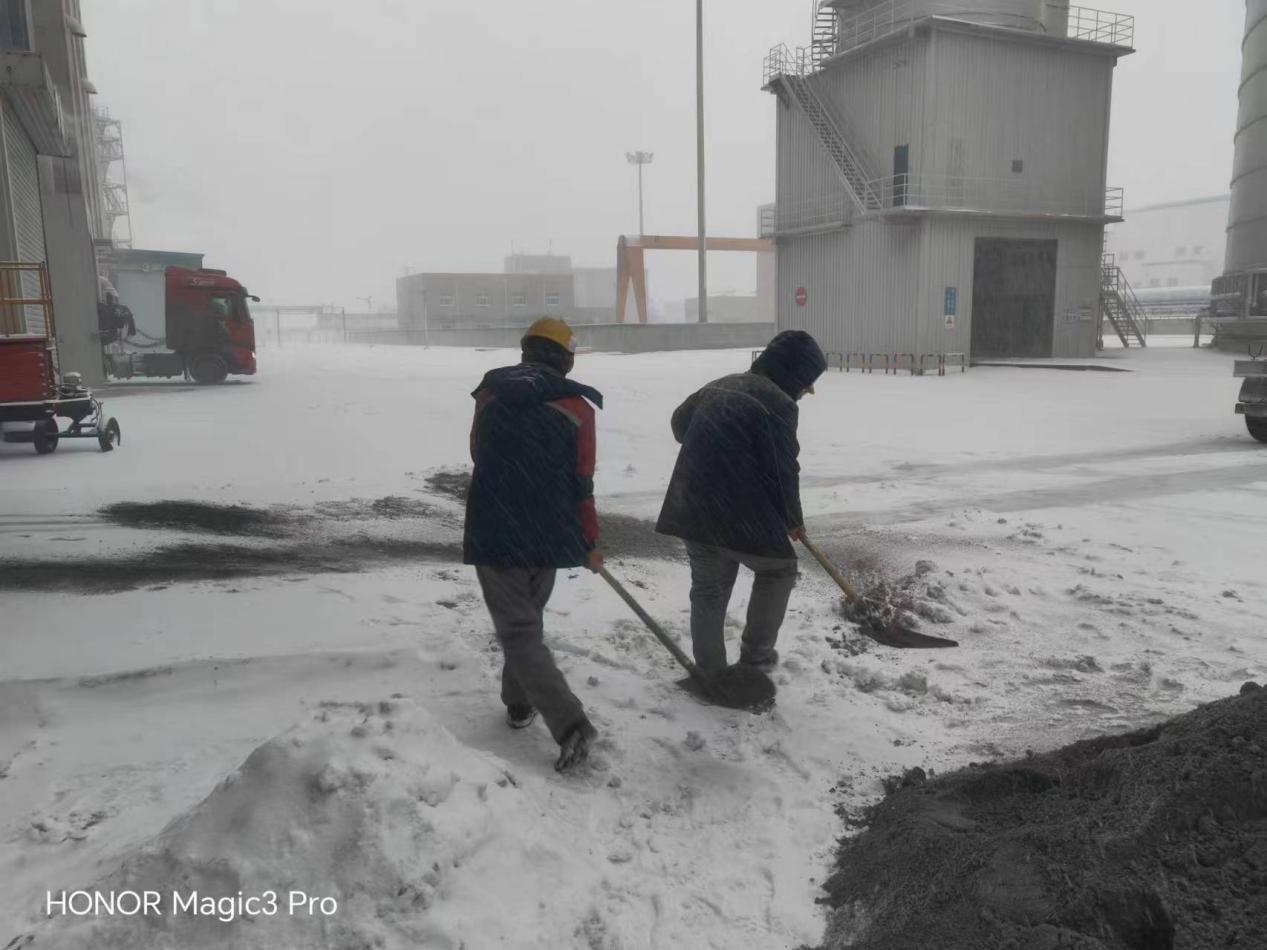 大雪紛飛兆豐年,鏟雪破冰保安全4.jpg